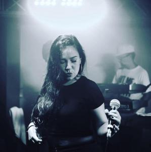 Zimný Uprising prinesie okrem Looptroopu aj reggae krásku Saru Lugo.